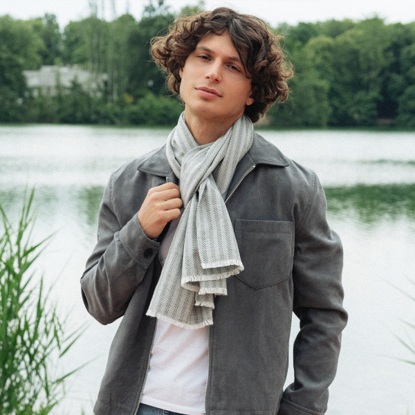 Light gray-men's-cashmere-blend-scarf-Smoking